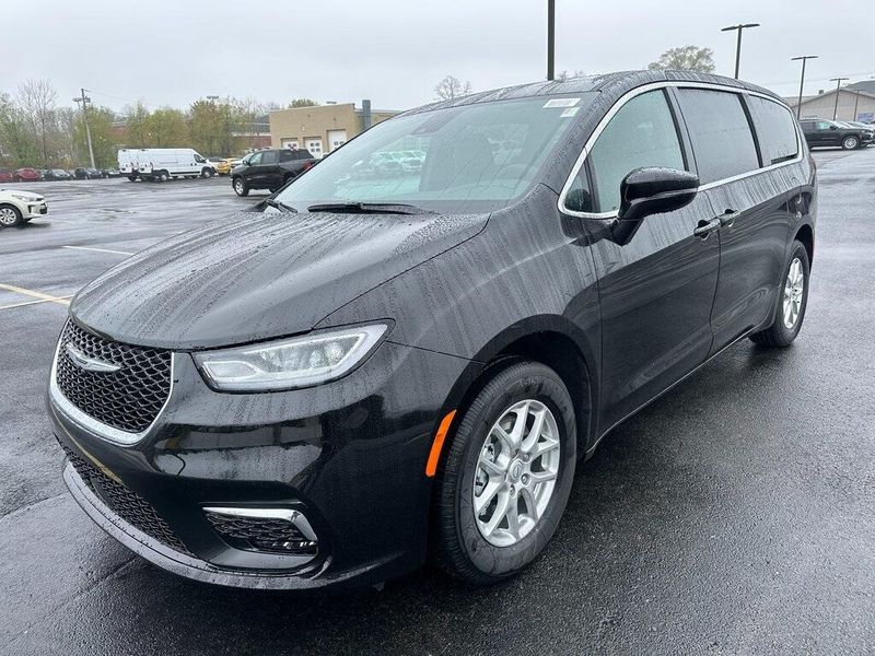 2025 Chrysler Pacifica SelectImage 5
