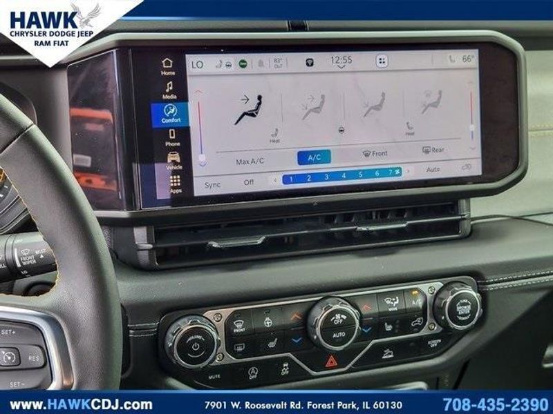 2024 Jeep Wrangler Sahara photo 17