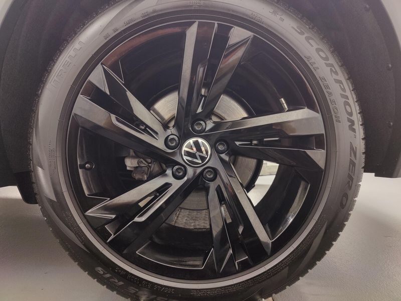 Used 2024 Volkswagen Tiguan SE R-Line Black AWD w/SunroofImage 9