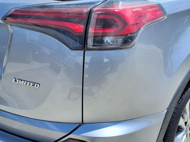 2016 Toyota RAV4 LimitedImage 9