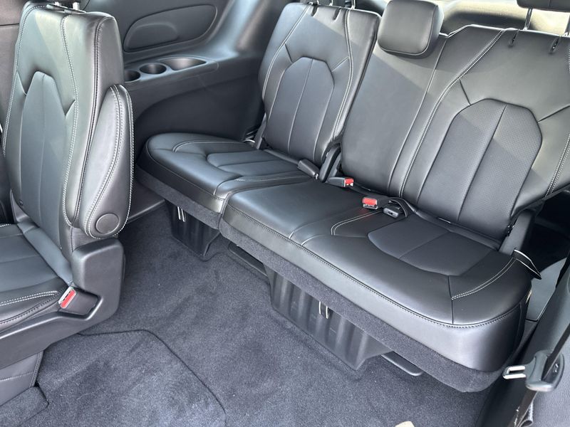 New 2025 Chrysler Pacifica SelectImage 14