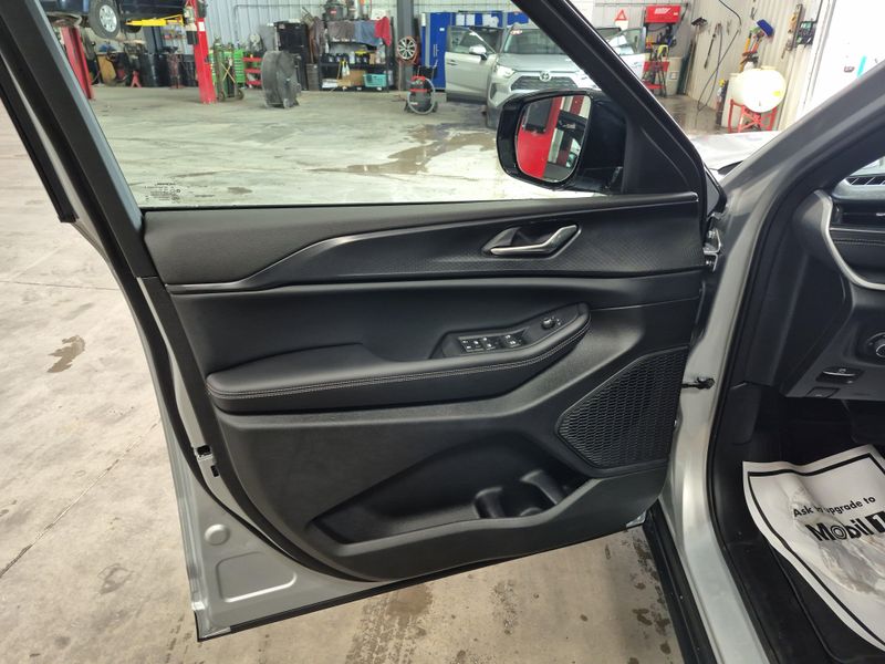 New 2025 Jeep Grand Cherokee L Altitude X 4x4Image 25