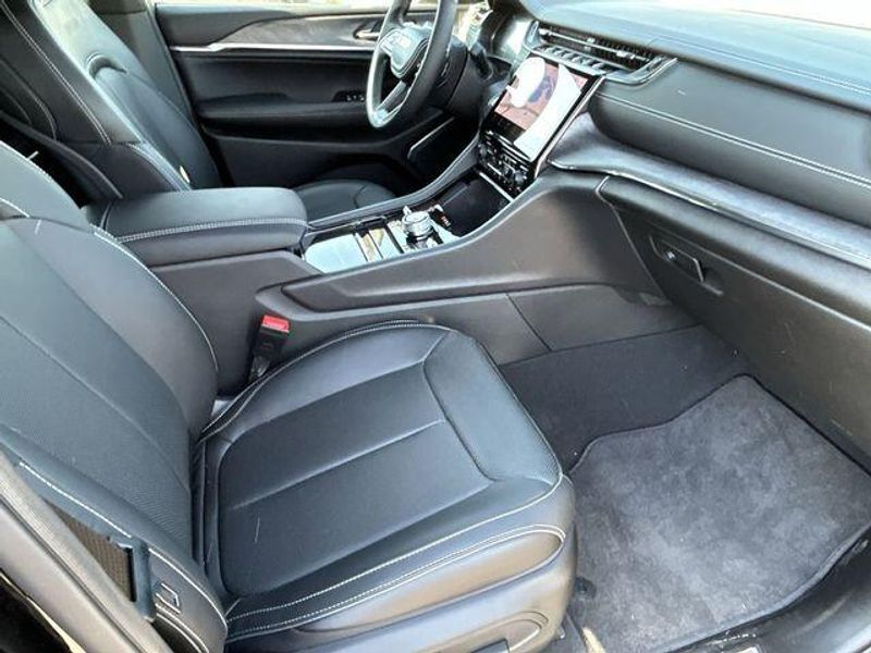 New 2024 Jeep Grand Cherokee L Overland 4x4Image 15