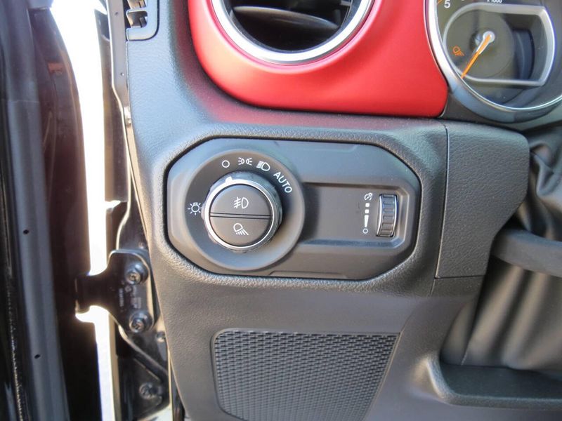 2023 Jeep Gladiator Rubicon 4x4 4dr Crew Cab 5.0 ft. SBImage 13