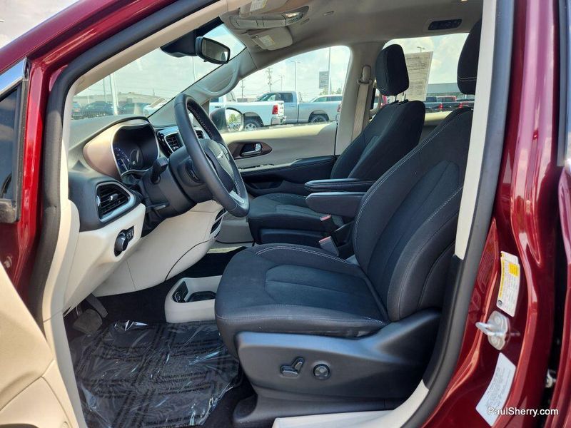 Used 2023 Chrysler Voyager LXImage 42