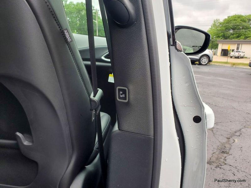 New 2025 Chrysler Pacifica SelectImage 45