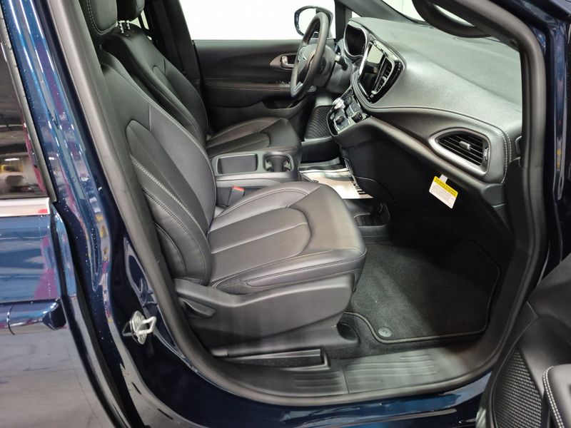 New 2025 Chrysler Pacifica SelectImage 11