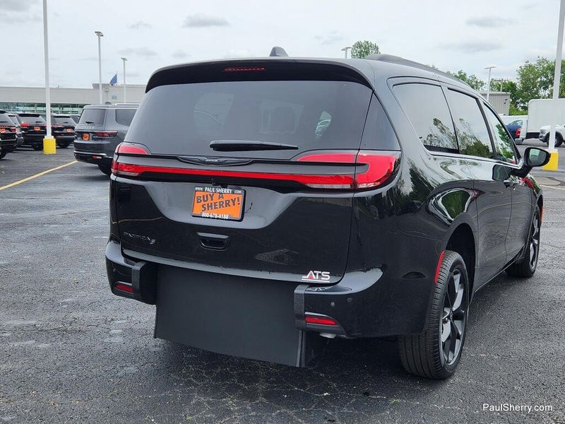 New 2026 Chrysler Pacifica Select