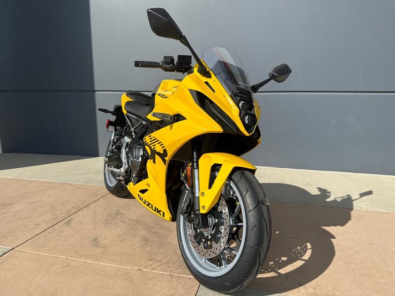 2025 Suzuki GSX-8R Image 4