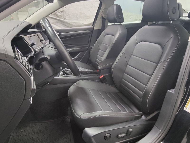 Used 2024 Volkswagen Jetta SE w/SunroofImage 13