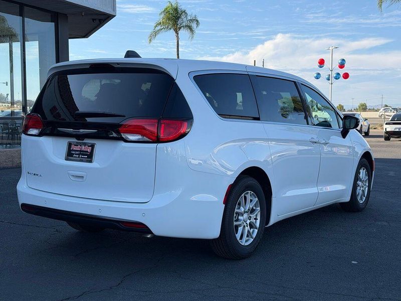 New 2027 Chrysler Pacifica LXImage 6