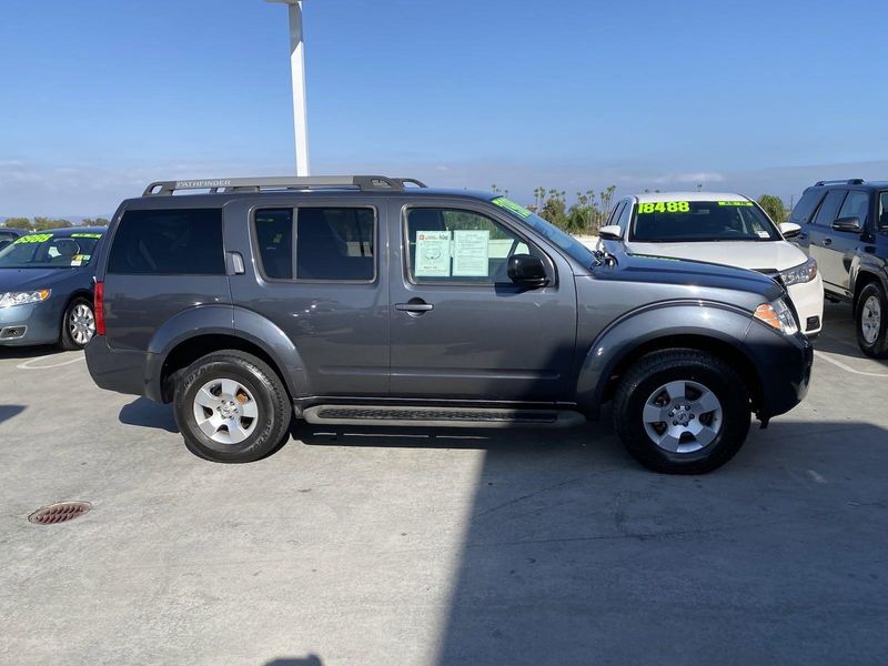 2010 Nissan Pathfinder SEImage 3