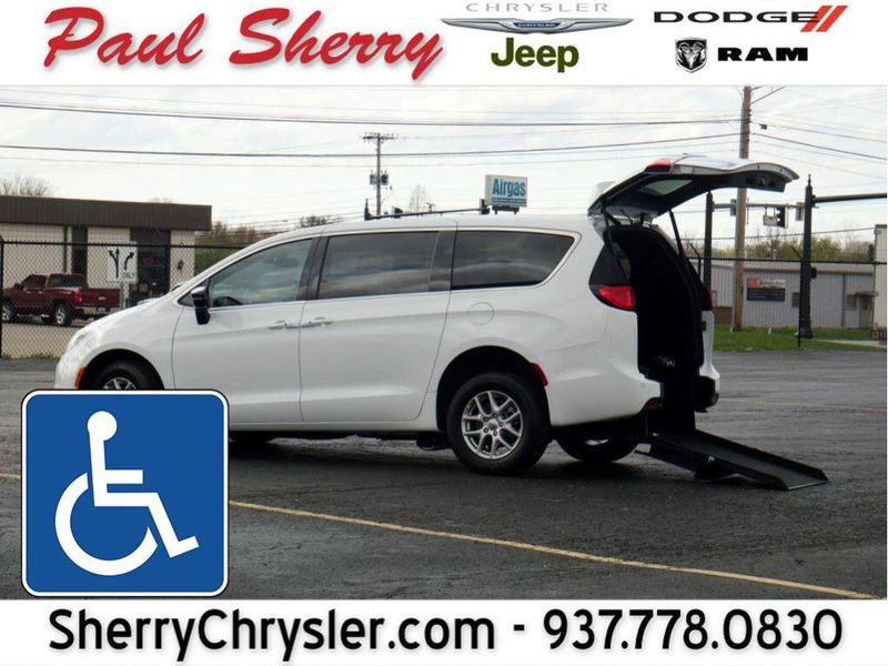 2025 Chrysler Voyager LXImage 1