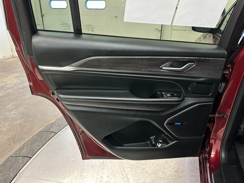 2021 Jeep Grand Cherokee L OverlandImage 27