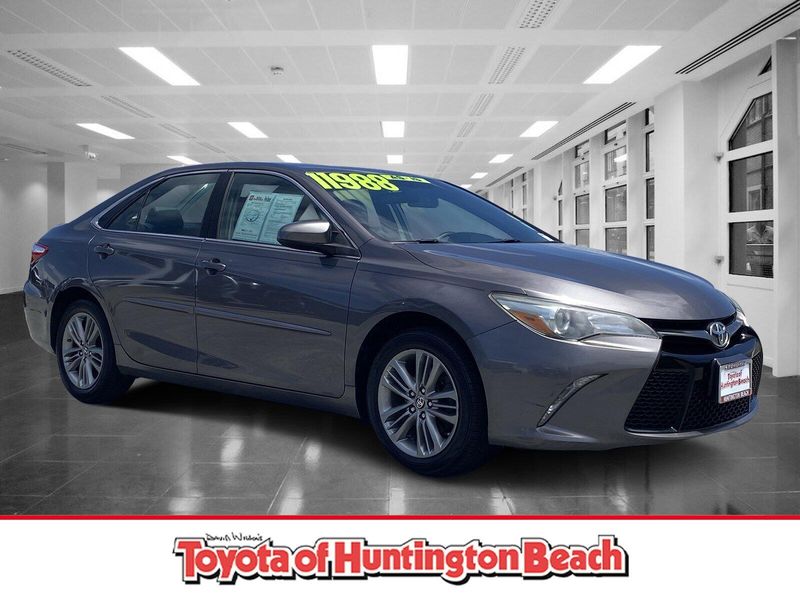 2016 Toyota Camry SEImage 1