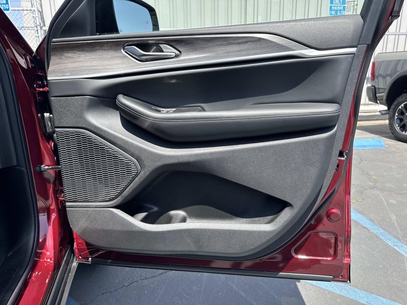 New 2026 Jeep Grand Cherokee L Laredo Altitude 4x2