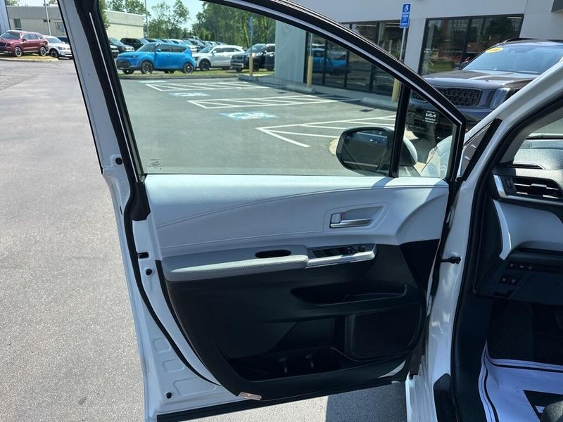 2025 Toyota Sienna XLEImage 29
