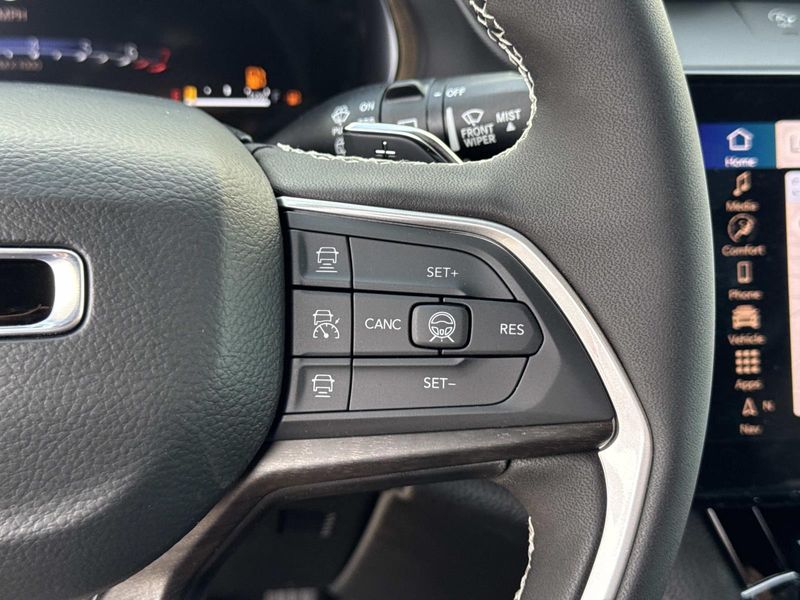 New 2026 Jeep Grand Cherokee Laredo Altitude 4x4