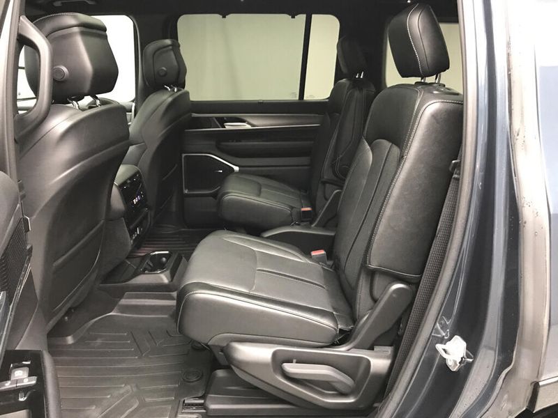 2023 Jeep Wagoneer Series II CarbideImage 17
