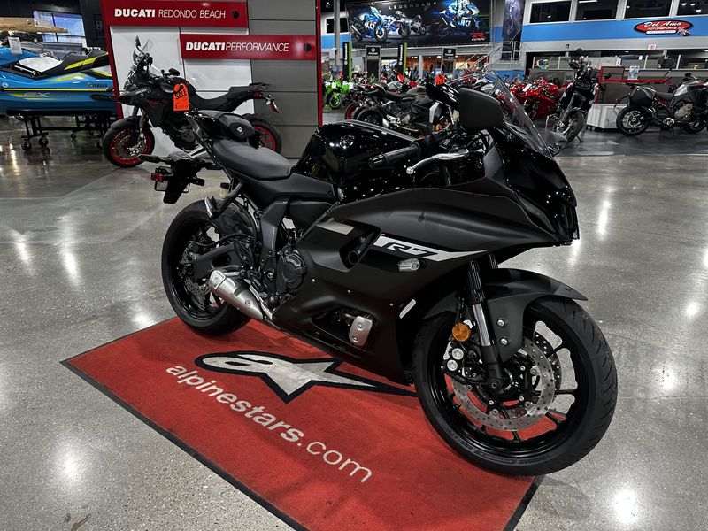 Used 2024 Yamaha YZF-R7 CA Image 1
