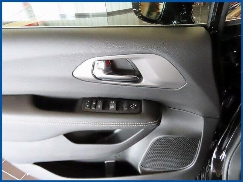 New 2025 Chrysler Voyager LXImage 11