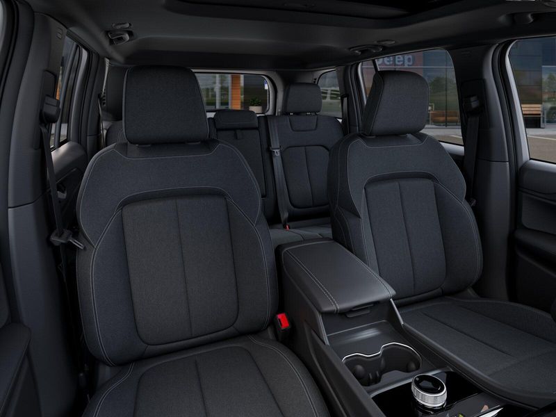 New 2025 Jeep Grand Cherokee Laredo X 4x4Image 16