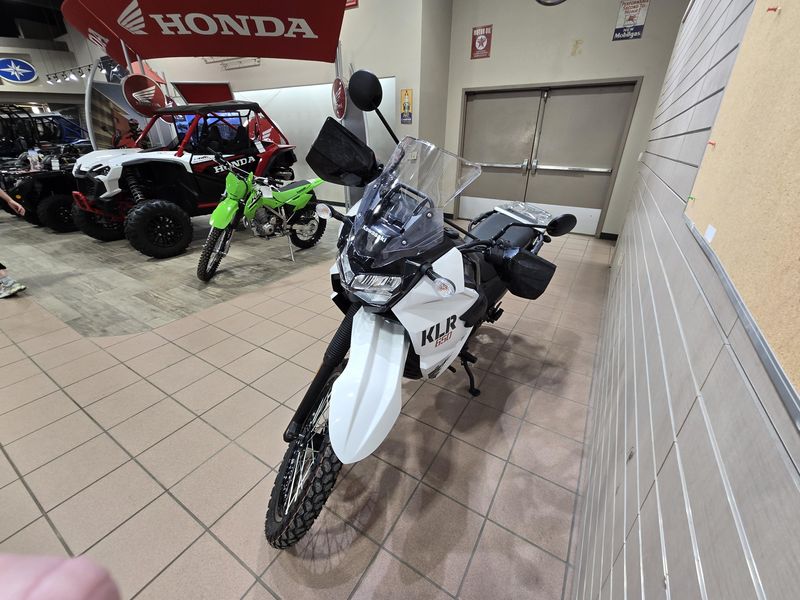 2025 Kawasaki KLR 650 PEARL CRYSTAL WHITE AND METALLIC CARBON GRAYImage 5