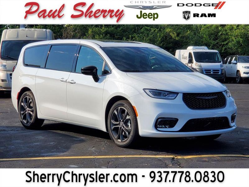 New 2026 Chrysler Pacifica SelectImage 1