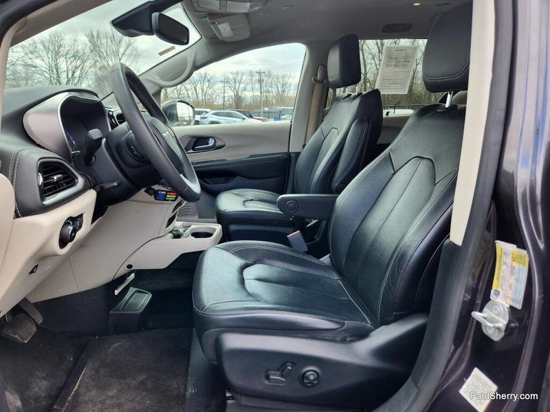 Used 2022 Chrysler Pacifica Touring L