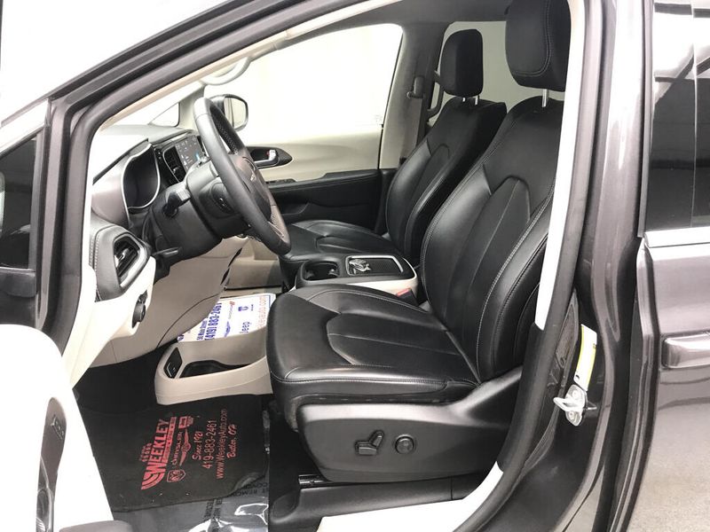Used 2023 Chrysler Pacifica Touring LImage 4