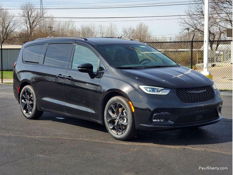 New 2026 Chrysler Pacifica Select
