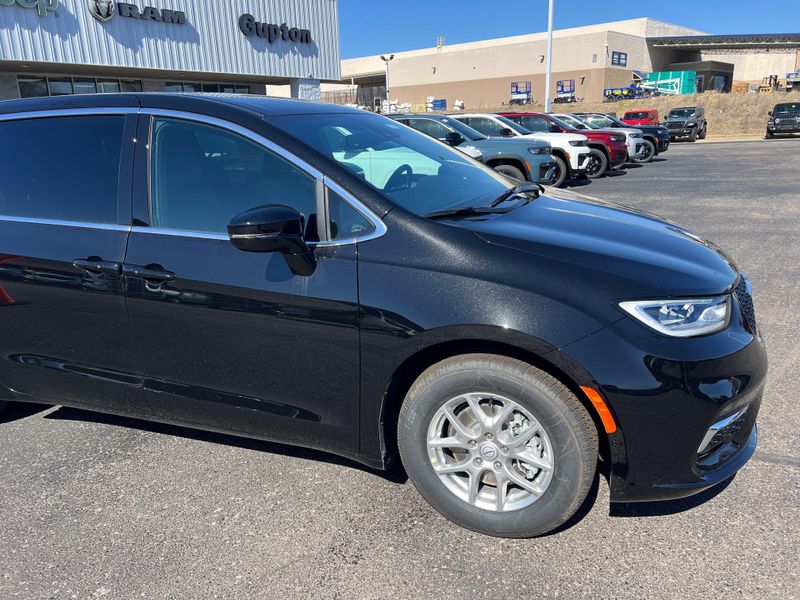 New 2026 Chrysler Pacifica SelectImage 4