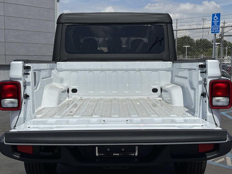 New 2026 Jeep Gladiator Sport S 4x4