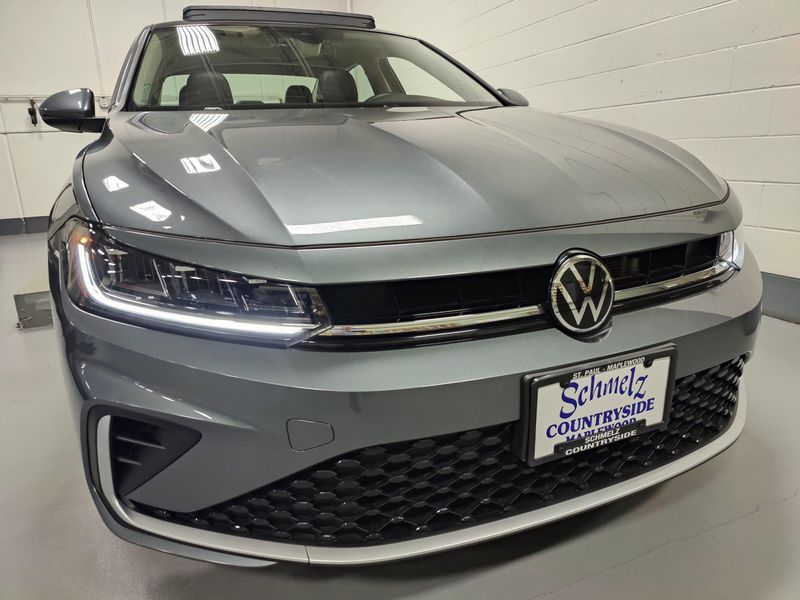 Used 2025 Volkswagen Jetta SE w/SunroofImage 2