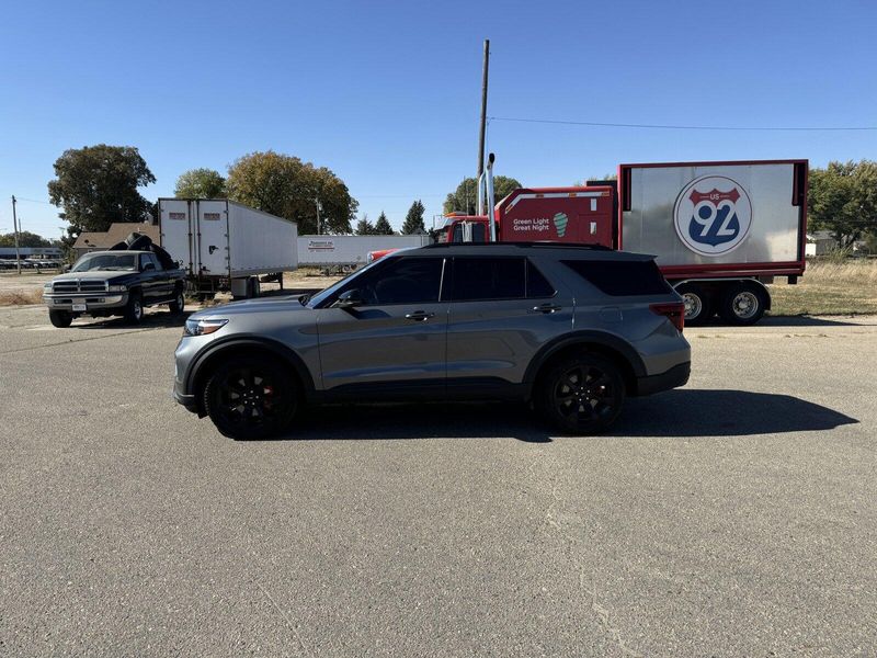 2024 Ford Explorer STImage 5