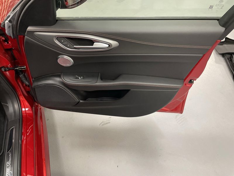 New 2025 Alfa Romeo Giulia Intensa AwdImage 8