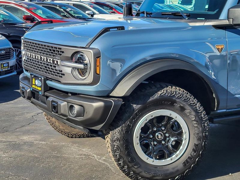 2023 Ford Bronco Badlands photo 2