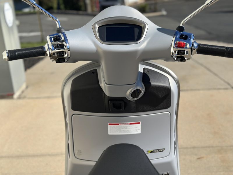2024 Vespa GTS SUPERTECH 300Image 6