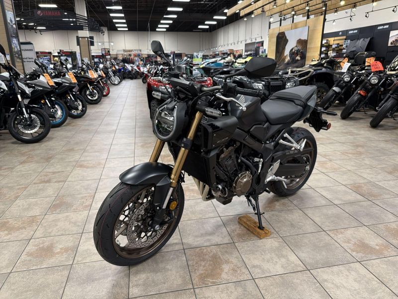 New 2026 Honda CB650R E-CLUTCH Image 13