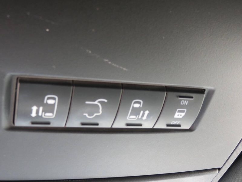 Used 2018 Dodge Grand Caravan SXT 4dr Mini VanImage 17