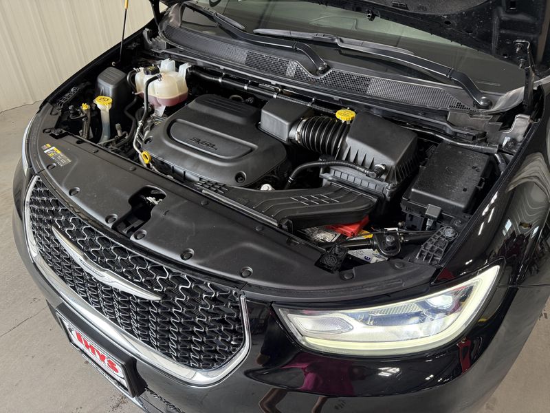 Used 2025 Chrysler Pacifica SelectImage 16