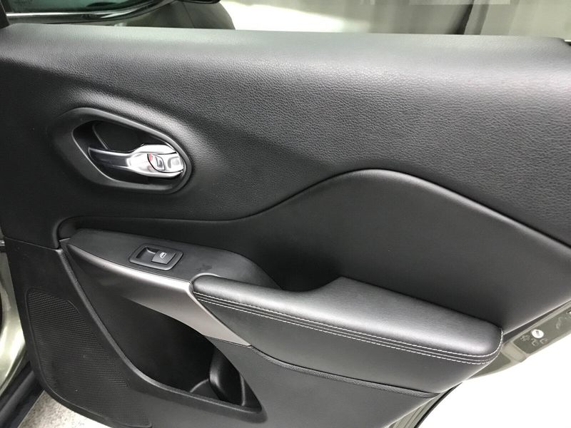 Used 2019 Jeep Cherokee LimitedImage 19
