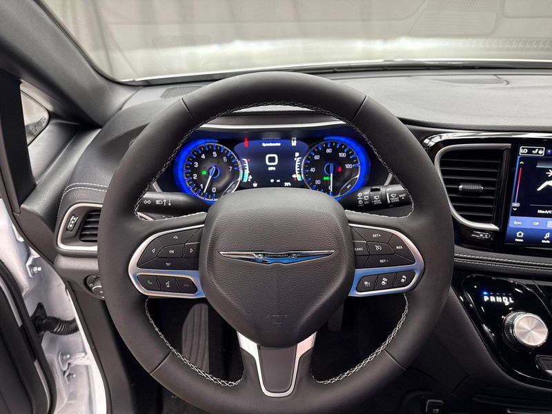 2025 Chrysler Pacifica SelectImage 10
