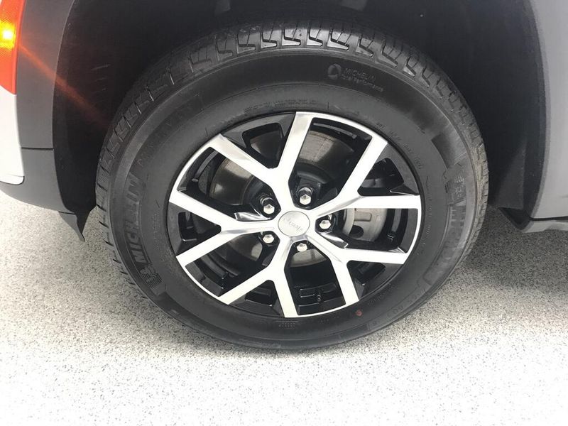 Used 2025 Jeep Grand Cherokee L LimitedImage 5