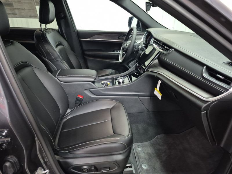 2025 Jeep Grand Cherokee L Limited 4x4Image 11
