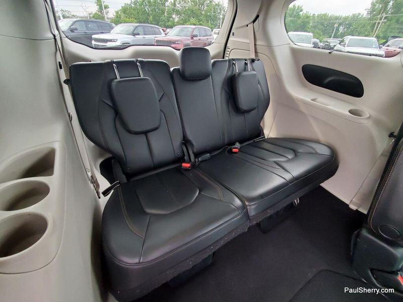 2017 Chrysler Pacifica Touring L photo 4