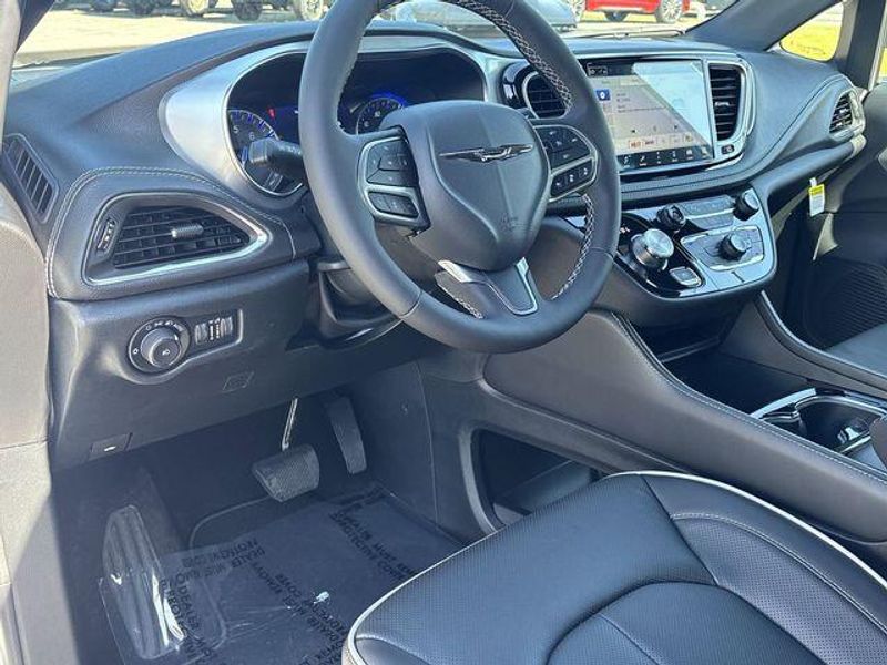 New 2026 Chrysler Pacifica LimitedImage 15