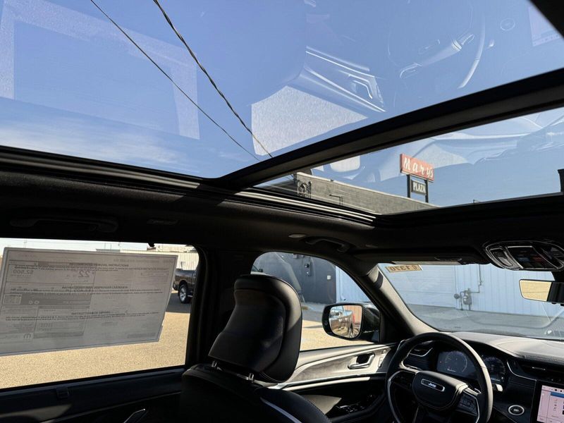 2025 Jeep Grand Cherokee OverlandImage 15