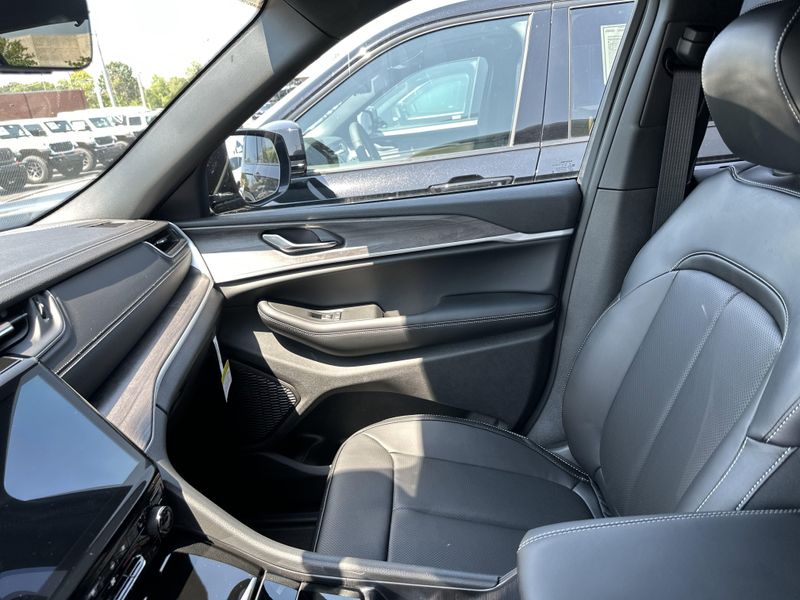 New 2025 Jeep Grand Cherokee L Limited 4x4Image 30