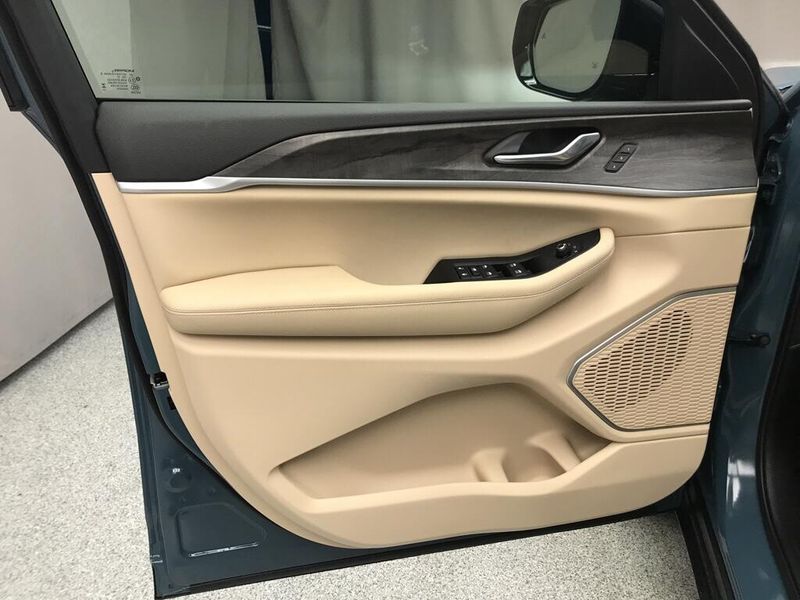 New 2026 Jeep Grand Cherokee Limited 4x4Image 3